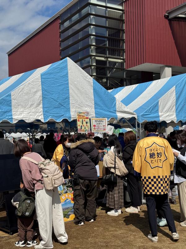 ガチャガチャブースに6名くらいの人が集まっている。