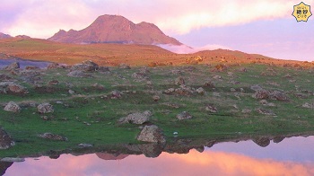 夕日に照らされたサタービュートと川の写真