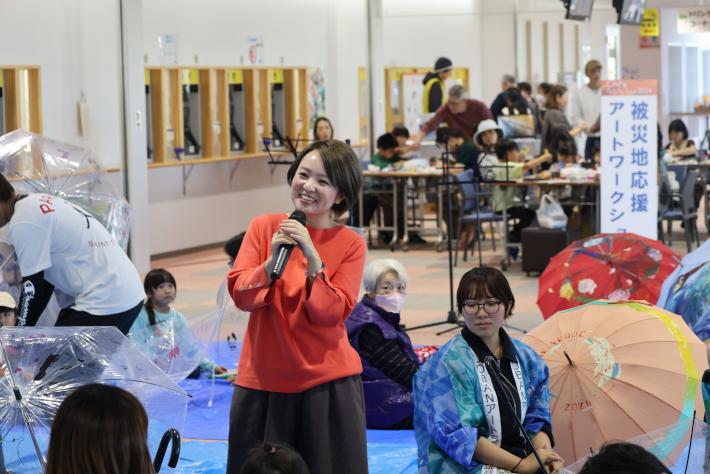 会場にいる皆さんに挨拶を行うさくらまやさん