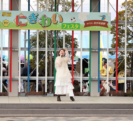ステージにて熱唱するさくらまやさん