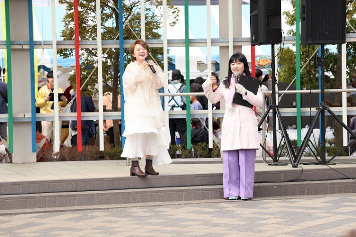 司会のかたと取手市に関するトークをするさくらまやさん