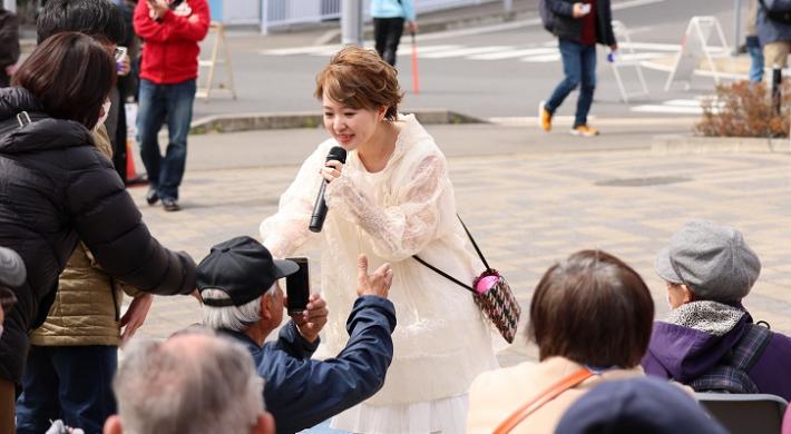 ステージを飛び出し観客に近づき握手しながら歌うさくらまやさん