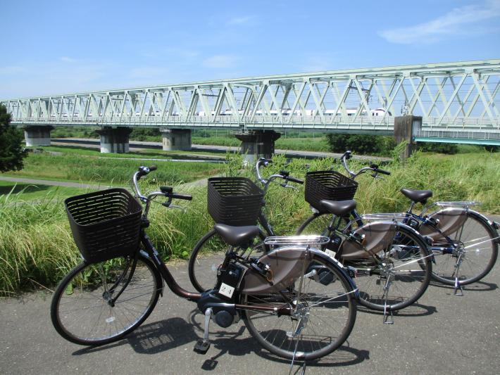 電動アシスト付き自転車が3台並んでいる