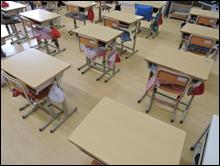 寄贈された机と椅子が並ぶ小学校の教室内の写真