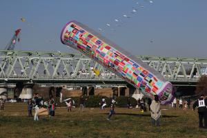 大きな凧が空に飛んでいる
