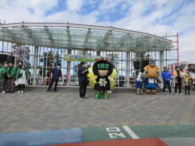 消費者ホットラインイメージキャラクターと一緒にブースPRを行っている様子