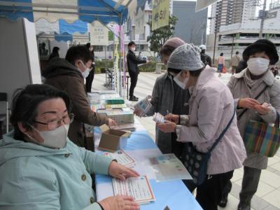 来場者が消費者クイズに参加している様子