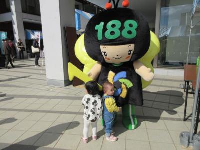 イヤヤンが子供に挨拶している様子