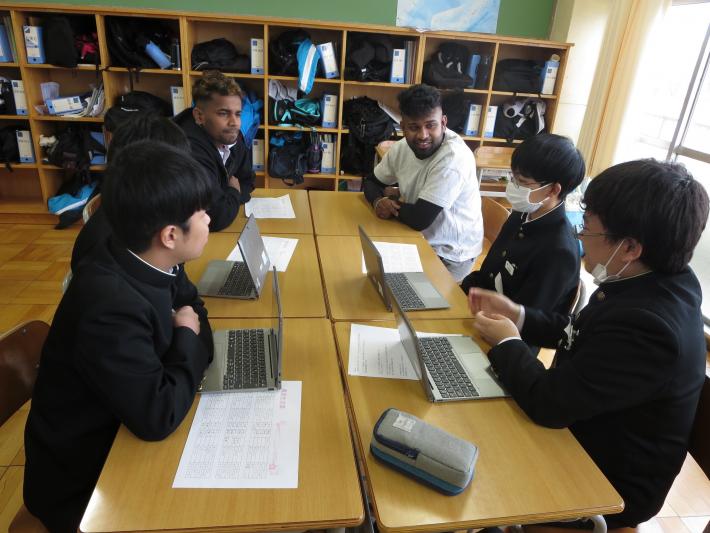簡単な日本語で会話する両校の生徒たち