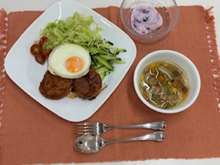 サラダロコモコ丼とコンソメスープ