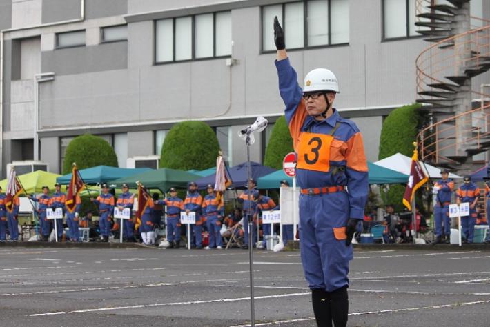 消防団員が選手宣誓している様子