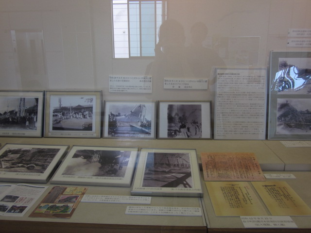 ギャラリー内に写真などのパネルが展示されている写真