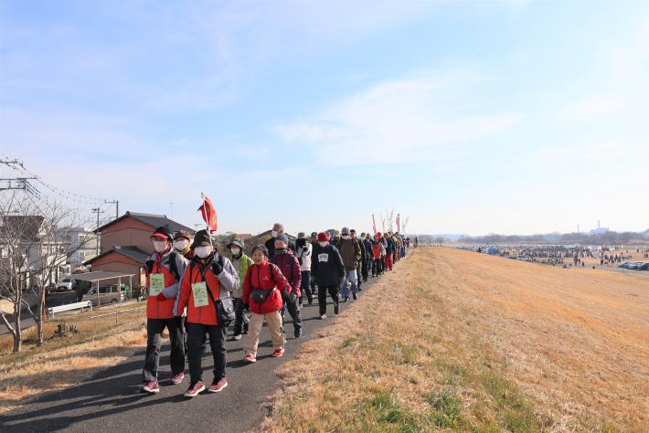 土手の上を列になって歩いています