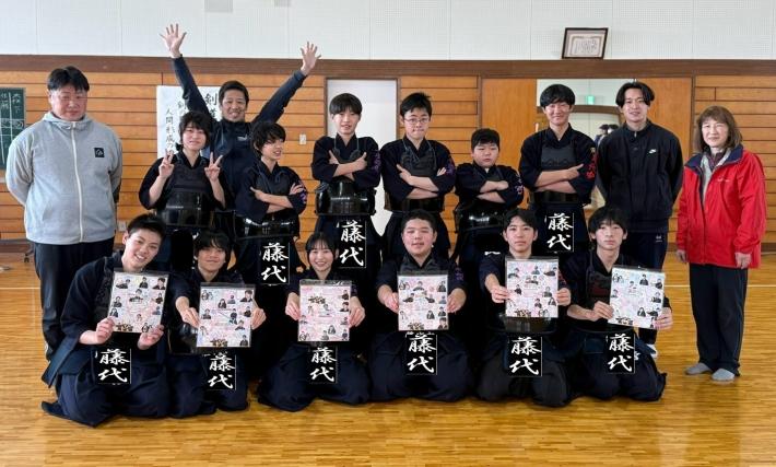 藤代剣道クラブの生徒11名、先生4名で記念撮影をしています。