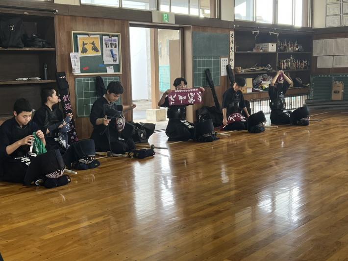 剣道クラブの皆さんが、面をつけて準備をしています。