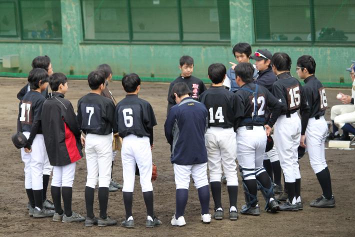永山クラブと取手二中の選手が円陣を組んで、監督の話を聞いています。